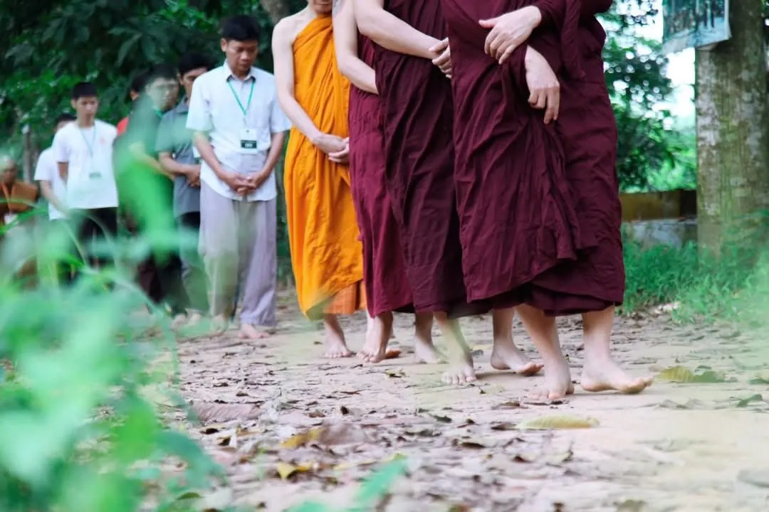 Hình ảnh ba bậc thang tu tập trong Phật giáo: Giới, Định, Tuệ