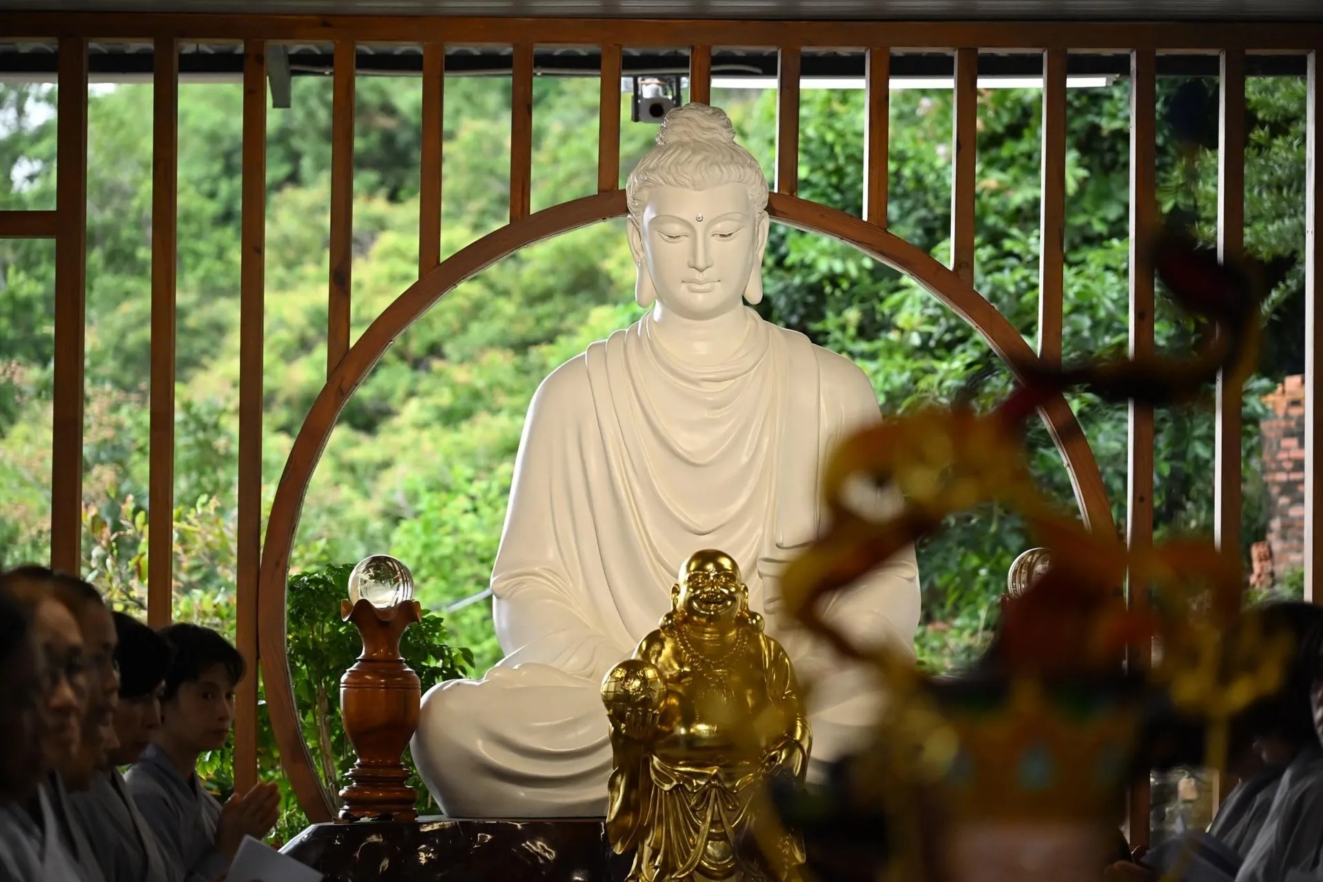 Một ngôi chùa cổ kính nằm giữa núi rừng, yên bình và thanh tịnh